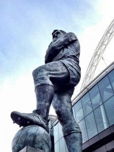 Fussball-Statue vor Stadion