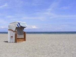 Strandkorb am Meer auf dem Strand
