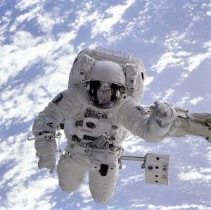 Ein Astronaut im Weltall