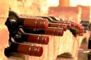 Gelagerte Flaschen Wein