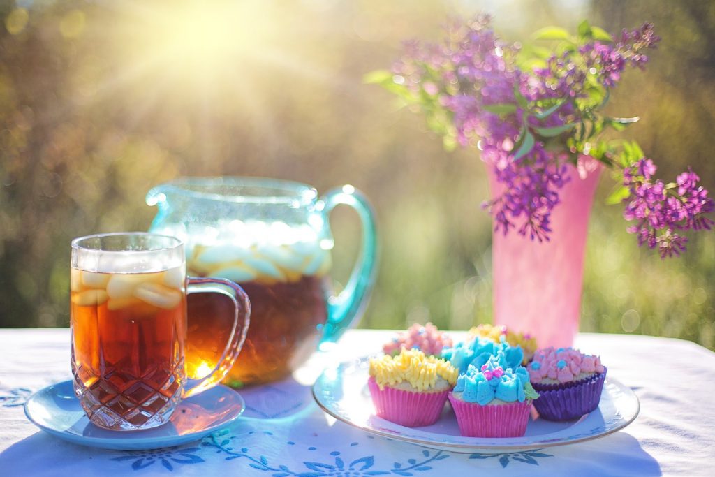 Eistee und Kuchen